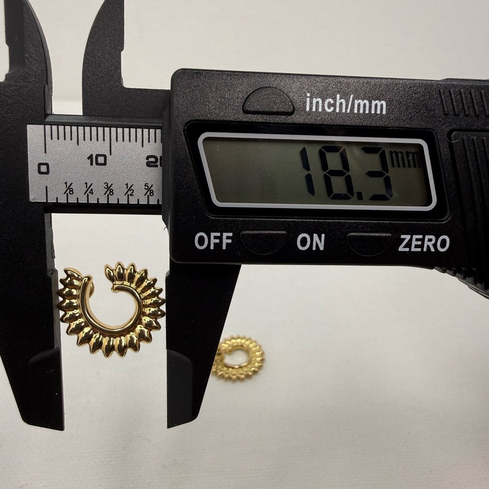 18K Genuine Yellow Gold Spiked Stud Earrings (Preowned) - Picture 11 of 17